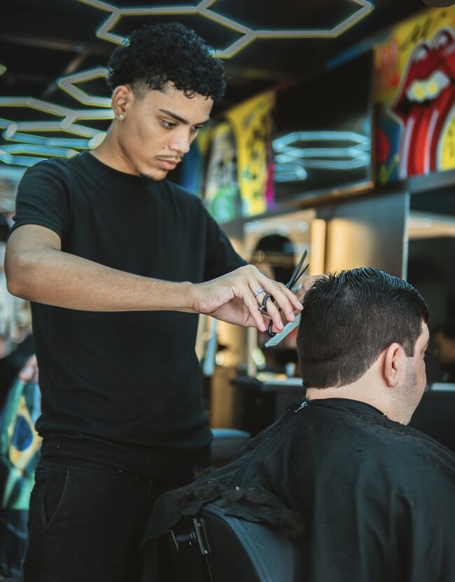 Maicon TX atendendo na Bolivian Barber Imbuí